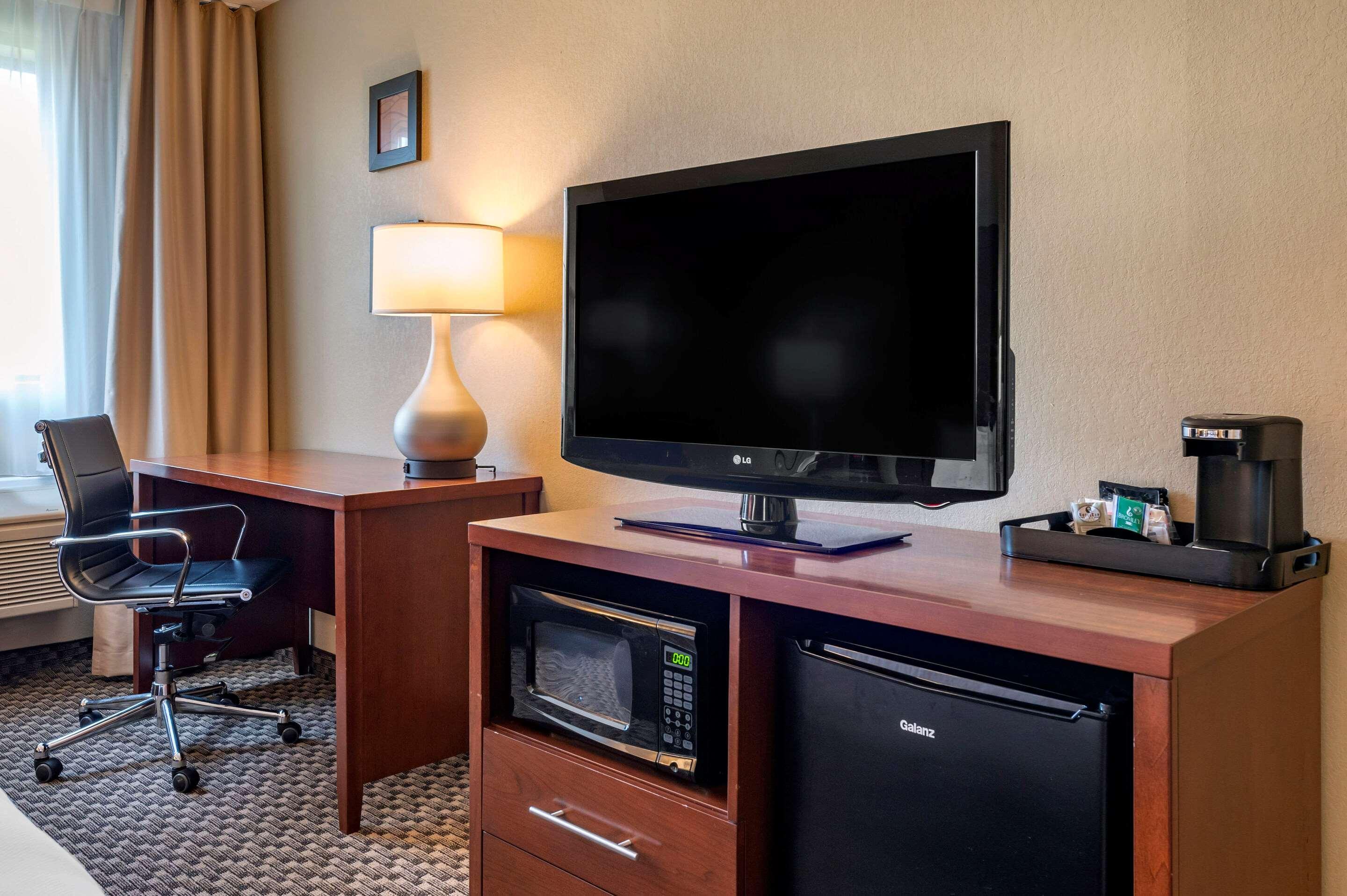 Comfort Inn & Suites Napoleon Exteriör bild
